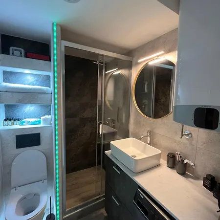 Emerald Onyx Apartment *